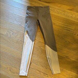 Lululemon size 4 legging in gray/white